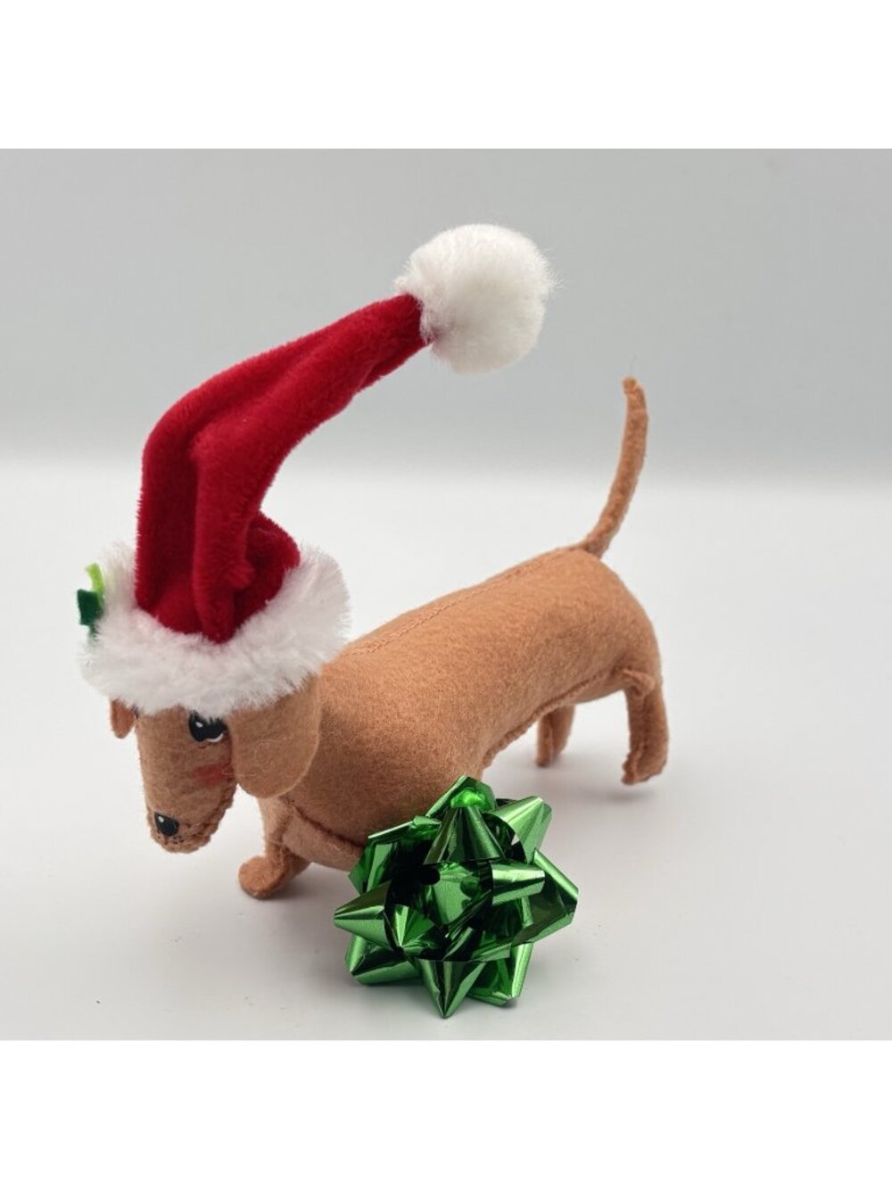 Annalee Dolls Dachshund Wiener Dog Christmas Santa Hat Green Bow 2010 Plush 6”